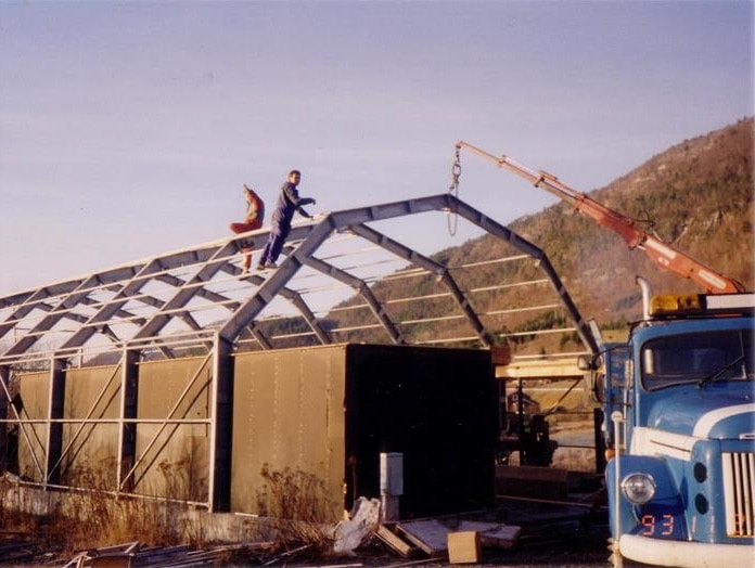 Det første lageret til GS Bildeler på Bud blir bygget med to menn på taket i 1994.