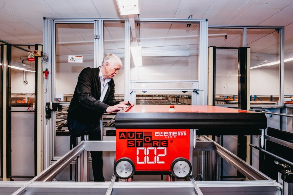 Jan Kleven jobber på en av de røde AutoStore-robotene.