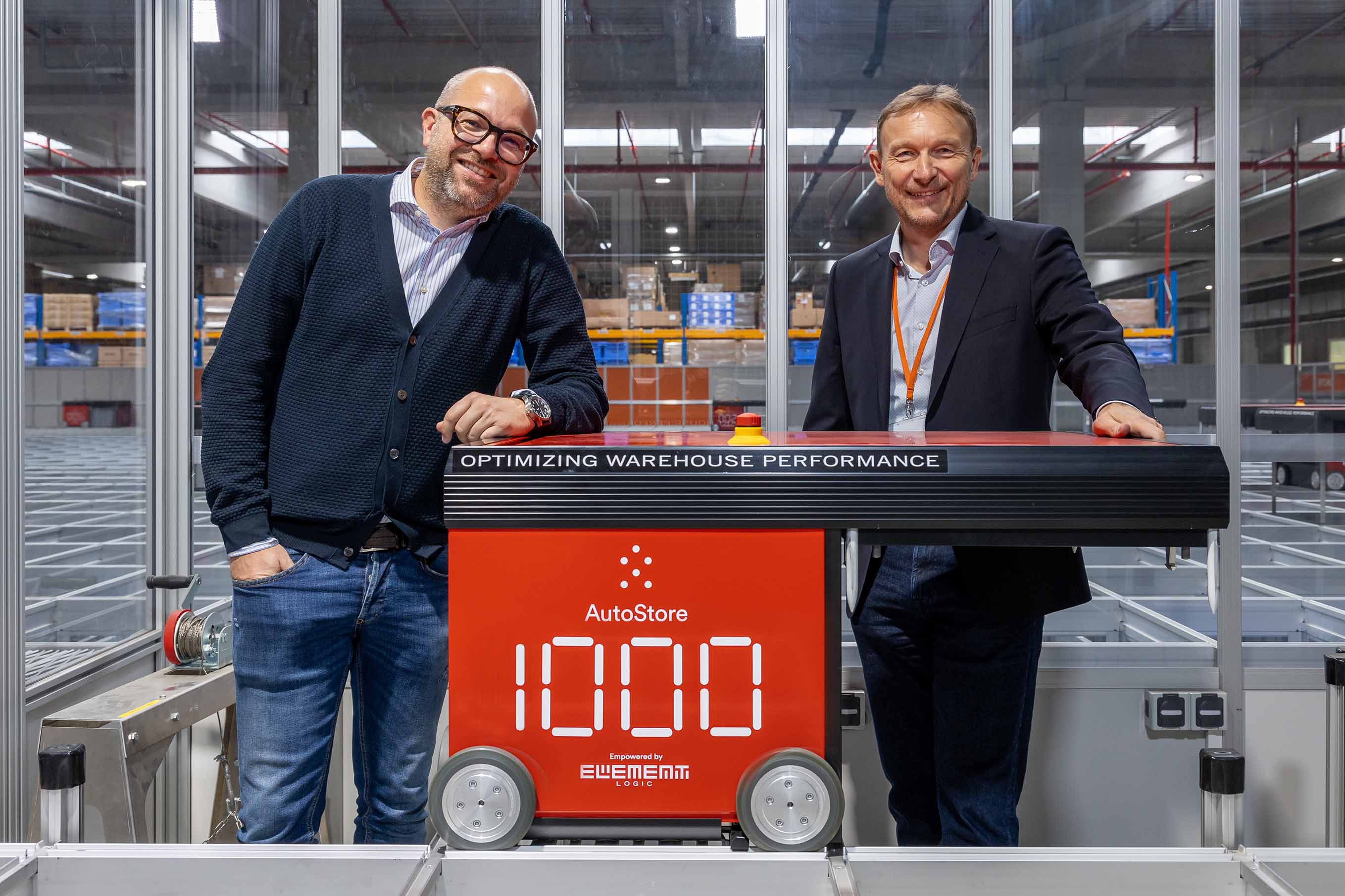 Joachim Kieninger og Christoph Krismer viser frem AutoStore-robot nummer 1000